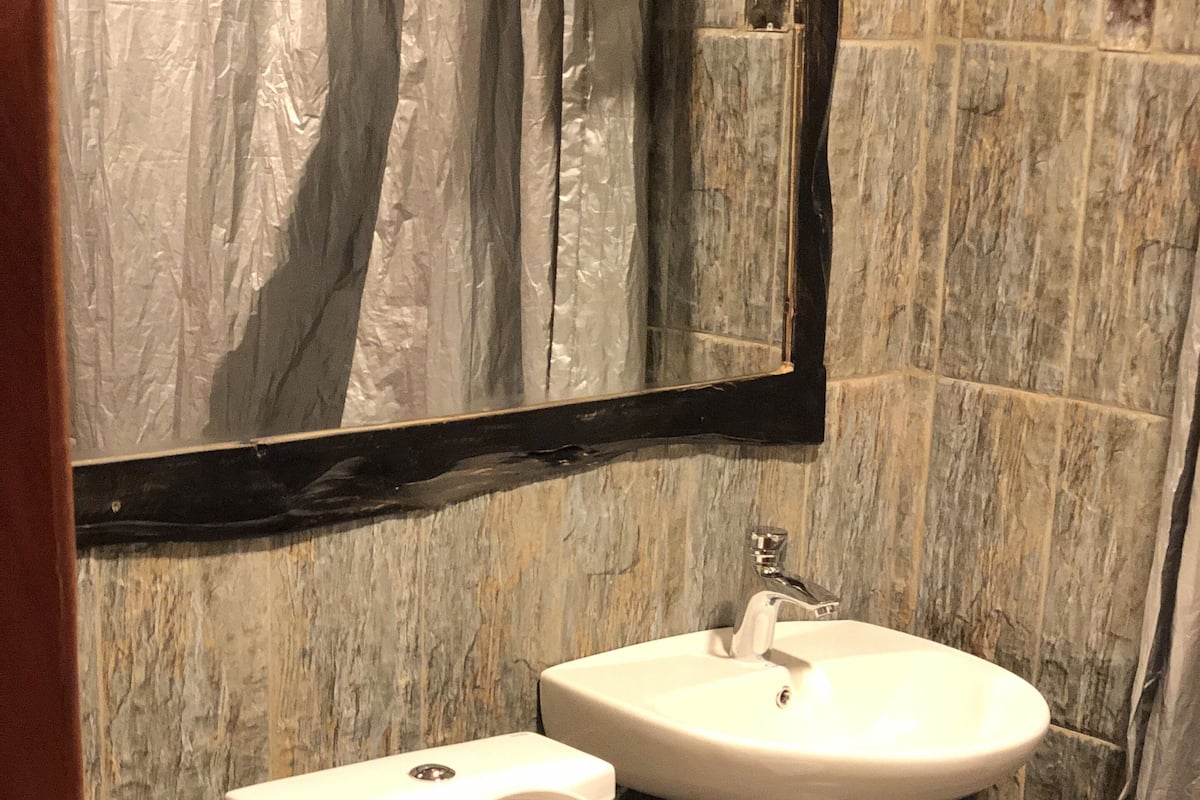 Ducha, artículos de tocador gratuitos, toallas