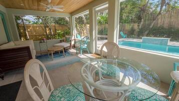 House, Multiple Beds (Blue Reef) | Dining