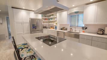 House, Multiple Beds (Blue Reef) | Private kitchen | Dishwasher, cookware/dishes/utensils