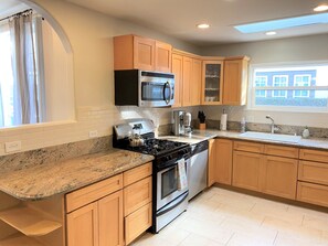 Refrigerador, microondas, horno, lavavajillas