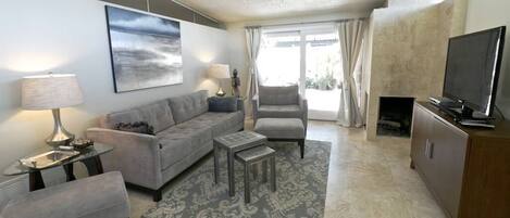 Apartment, Mehrere Betten (Casa Aralia) | Wohnzimmer | Fernseher, Kamin