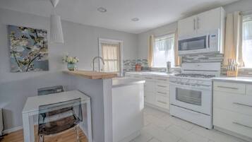 Departamento, 1 cama Queen size y sofá cama (The Willows) | Cocina privada | Lavavajillas y utensilios de cocina