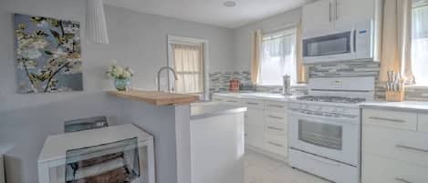 Appartement, 1 grand lit et 1 canapé-lit (The Willows) | Cuisine privée | Lave-vaisselle, batterie de cuisine, vaisselle et ustensiles