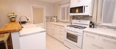 Appartement, 1 queensize bed met slaapbank (The Willows) | Privékeuken | Een vaatwasser, kookgerei, borden en bestek