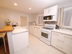 公寓, 1 张大床和 1 张沙发床 (The Willows) | 私人厨房 | 洗碗机、厨具/餐具