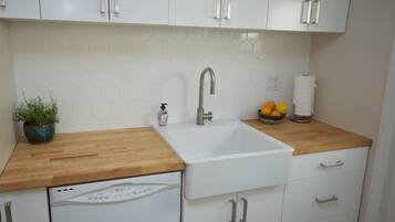 Departamento, 1 cama Queen size y sofá cama (The Sycamore) | Cocina privada | Lavavajillas y utensilios de cocina