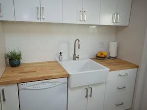 Apartment, 1 Queen Bed with Sofa bed (The Sycamore) | Private kitchen | Dishwasher, cookware/dishes/utensils - The Sycamore (Pasadena)