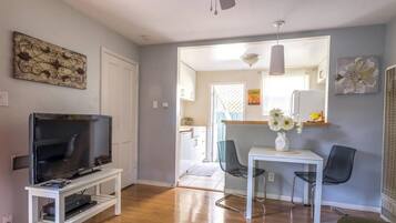 Departamento, 1 cama Queen size y sofá cama (The Sycamore) | Sala de estar | Televisión y chimenea