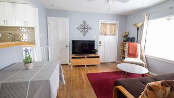 Departamento, 1 cama Queen size (The Deodora) | Sala de estar | Televisión y chimenea