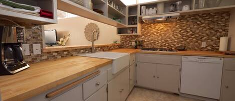 Condo, 2 Queen Beds (Juniper House) | Private kitchen | Dishwasher, electric kettle, toaster, cookware/dishes/utensils