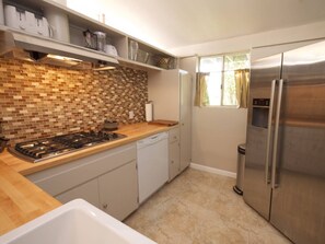 Condo, 2 Queen Beds (Juniper House) | Private kitchen | Dishwasher, electric kettle, toaster, cookware/dishes/utensils - Juniper House (Altadena)