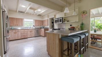House, Multiple Beds (Mariposa) | Private kitchen