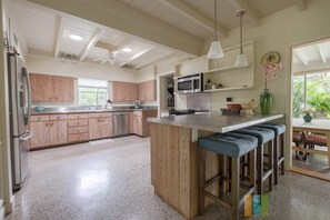 House, Multiple Beds (Mariposa) | Private kitchen