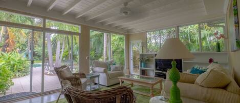 House, Multiple Beds (Mariposa) | Living room | TV, fireplace