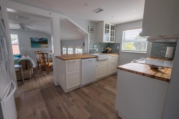 House, 2 Queen Beds (Palm Terrace) | Private kitchen | Dishwasher, toaster, cookware/dishes/utensils, dining tables - Palm Terrace (Delray Beach)