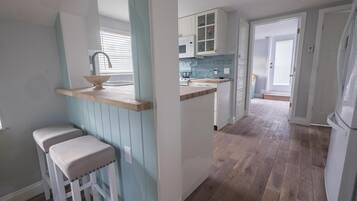 House, 2 Queen Beds (Palm Terrace) | Private kitchen | Dishwasher, toaster, cookware/dishes/utensils, dining tables