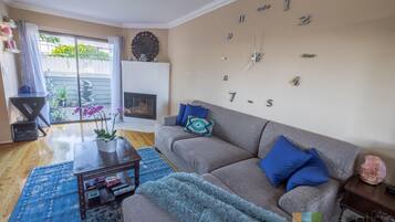 Condo, 2 Katil Ratu (Queen) (The Madison) | Ruang tamu | TV, pendiangan