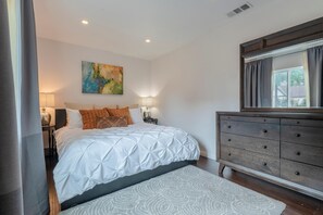 3 室のベッドルーム、旅行用ベビーベッド、WiFi、ベッドシーツ