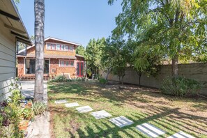 Property grounds - Desert Rose (Pasadena)