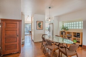 Dapur pribadi | Pemanggang roti dan meja makan