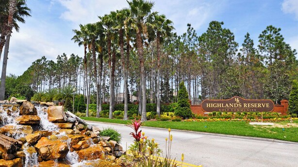 Skilt for Highlands Reserve Golf Community med et vandfald og palmer.
