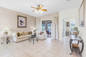 Smart TV - Spacious 4 Bed Game Spa Pool Home in Higlands Reserve (Davenport)