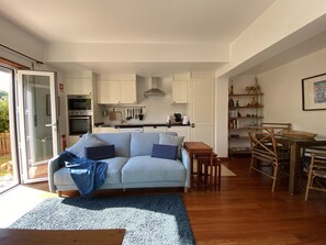 Televisión, chimenea, reproductor de DVD, mesa de ping pong