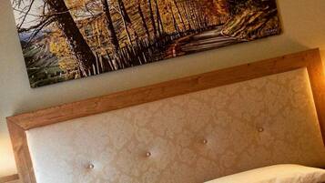 Chambre Confort | Coffres-forts dans les chambres, bureau, Wi-Fi gratuit, draps fournis