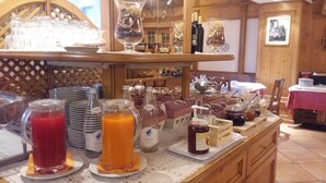 بوفيه فطور مجانًا يوميًا