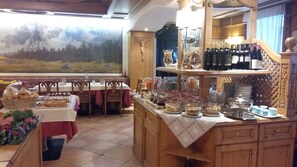 Free daily buffet breakfast - Hotel Alpina (Pinzolo)