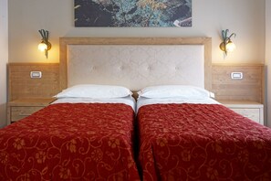 Comfort-huone | Tallelokero huoneessa, työpöytä, ilmainen Wi-Fi, vuodevaatteet