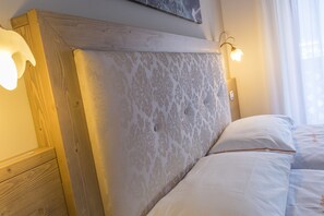 In-room safe, desk, free WiFi, bed sheets - Hotel Alpina (Pinzolo)