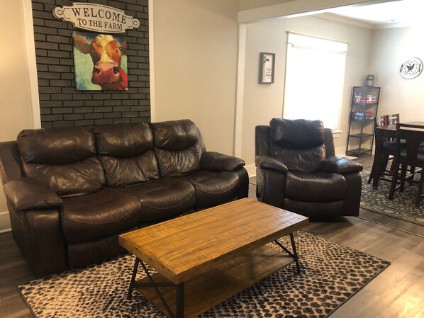 Smart TV - Harrison House; Litchfield, IL; Pets welcome (Litchfield)
