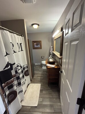 Een bad, een haardroger, handdoeken