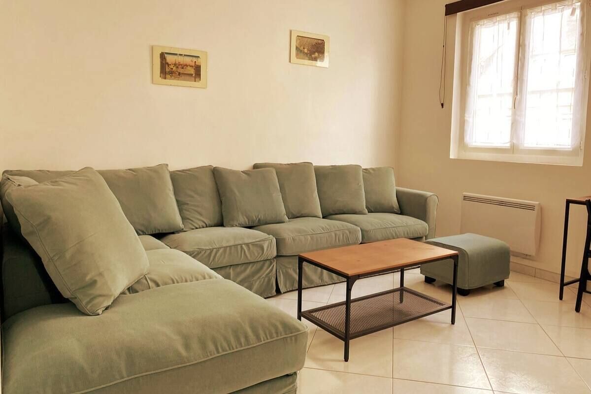 Large living room with double-sofa-bed  