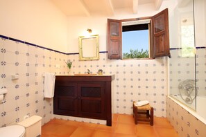 Shower, towels - PANADA. Huge covered barbecue and less than 300 m from the supermarket (Pollensa)