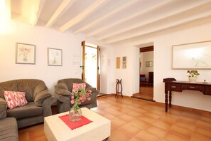 TV - PANADA. With a huge covered barbecue and 100 meters from the supermarket (Pollensa)