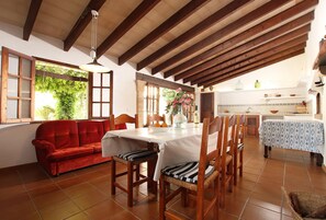 Dining - PANADA. With a huge covered barbecue and 100 meters from the supermarket (Pollensa)