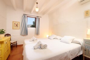 3 soveværelser, pengeskab på værelset, sengetøj