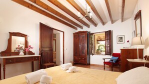 Ein Hotelzimmer mit Bett, Schreibtisch, Stuhl, Kleiderschrank und Fenster mit Blick.