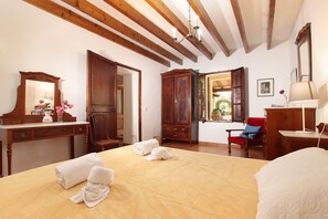 3 bedrooms, in-room safe, bed sheets - PANADA. Huge covered barbecue and less than 300 m from the supermarket (Pollensa)