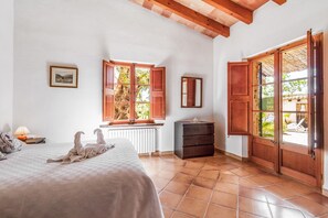 3 bedrooms, in-room safe, iron/ironing board, bed sheets