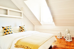 Suite Deluxe, balcón | Camas con efecto memoria, escritorio y tabla de planchar con plancha 