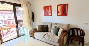 TV connectée, lecteur de DVD, livres, chaîne hi-fi