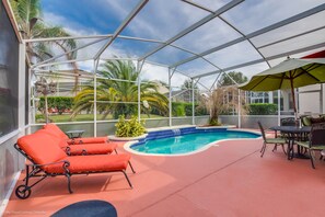 Una piscina al aire libre, una piscina climatizada