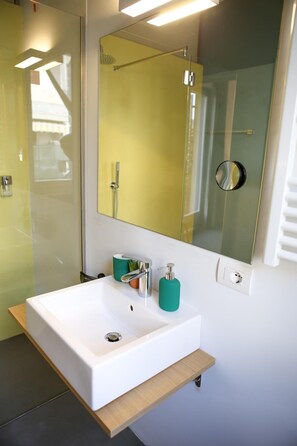 Bruser, brusehoved med spredningseffekt, hårtørrer, bidet