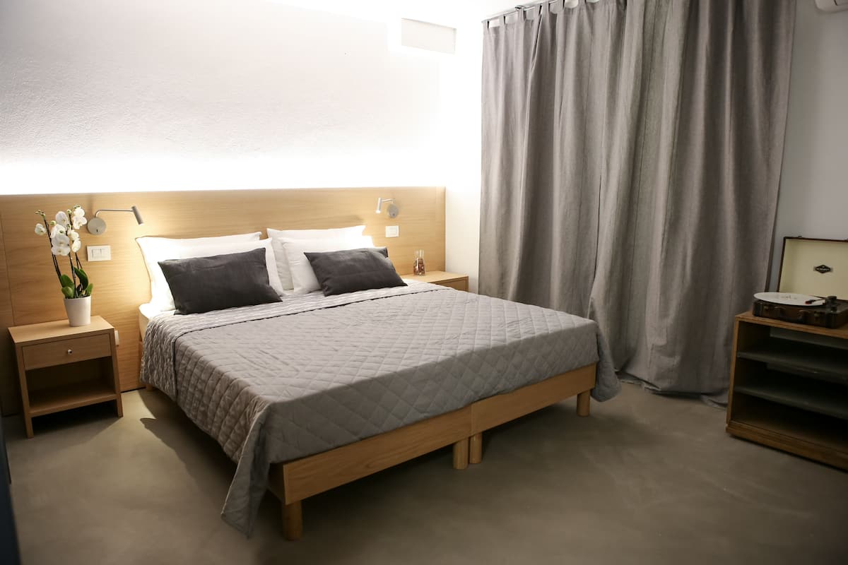 Caja de seguridad en la habitación y sistema de insonorización