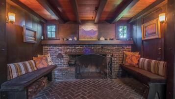 House, Multiple Beds (Englenook) | Living room