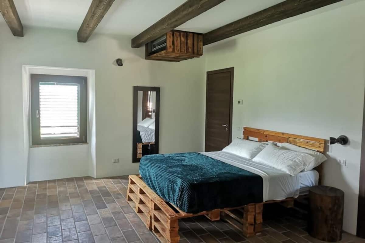 House | 5 bedrooms, memory-foam beds, soundproofing, free WiFi