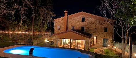 Außenpool (je nach Saison geöffnet), Liegestühle